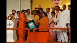 गंगा चौपाल कार्यक्रम में शामिल हुई उमा भारती, लोगों को दिलाई स्वच्छता की शपथ
