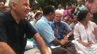 Arvind Kejriwal along with all the Ministers & MLA's sings" Insan ka ho Bhaichara"outside LG house