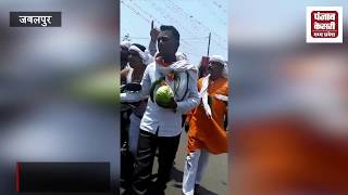 कांग्रेसियों ने गले में सब्जियां टांग कर महंगाई का विरोध, मोदी सरकार के खिलाफ की नारेबाजी