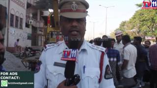 TRAFFIC POLICE VEHICLE CHECK AT BAHADURPURA PS LIMIT TV11 URDU  NEWS 11TH MAR 2017