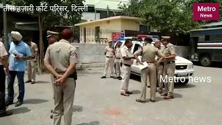 Firing at Tis hazari court Delhi.. दिनदहाड़े तीस हजारी कोर्ट परिसर में चली गोली, युवक घायल ।