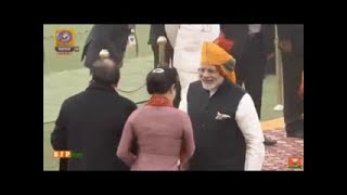 Republic Day 2018 - प्रधान मंत्री नरेंद्र मोदी विदेशी मेहमानो का स्वागत करते हुए अलग अंदाज में