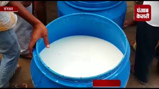 आंदोलनकारी किसानो ने जबरन रोकी दूध की गाड़ी, कई हजार लीटर दूध बांटा