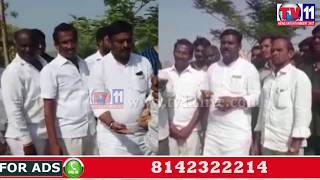 DISTRICT DCC PRESIDENT VISIT FARMERS WHO LOST CROPS WITH RAIN AT NIRMAL TV11 NEWS 29TH MAY 2017