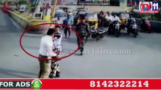 POLICE FIGHTING ON A ROAD IN HEAVY TRAFFIC AT KURNOOL TV11 NEWS 11TH JUNE 2017