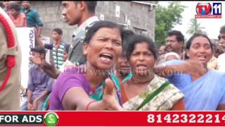 PEOPLE FIRE ON GOVT DUE TO OFFICIALS REMOVED THEIR HUTS WARANGAL TV11 14TH JUNE 2017