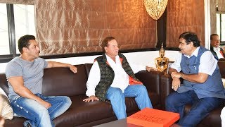 BJP's Nitin Gadkari MEETS Salman Khan And Salim Khan At Galaxy Apartments To Show Modi's Achievement