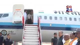 PM नरेंद्र मोदी ने डांटा पैर छूने वालों को