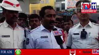 FIGHT BETWEEN TRAFFIC POLICE & AUTO DRIVERS IN TOLICHOWKI | Tv11 News | 23-06-18