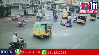 BIKES GETTING SKID BY OIL PASTURES ROAD AT ABIDS ROAD | Tv11 News | 16-03-2018