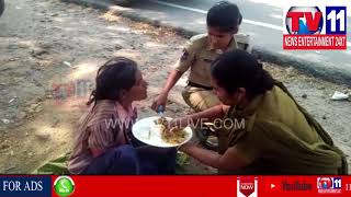 LADY CONSTABLES SERVE LUNCH TO POOR WOMEN AT ABDULLAPURMET | Tv11 News | 07-04-2018
