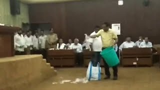 A Dustbin full of plastic in SMC's meeting was opposed by Congress members