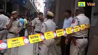 दिल्ली के बुराड़ी इलाके में एक घर मे 11 लाश फंदे पर लटके मिलने के बाद जमा पुलिस प्रशासन