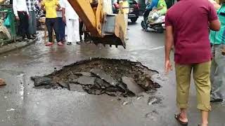 Vehicles entangled in pothole in Surat during monsoon
