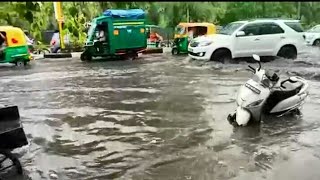 दिल्ली में बारिश के चलते सड़कों पर जलभराव के चलते लोग परेशान