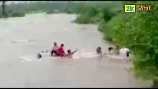 नवी मुंबई में नदी में डूबी कार,रेस्क्यू टीम ने सभी लोगों को सुरक्षित निकाला