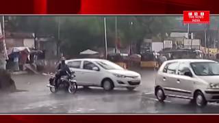 हैदराबाद में लगातार हो रही वरिश से  कई  स्थानो के  यातायात में रूकावट आ गई है