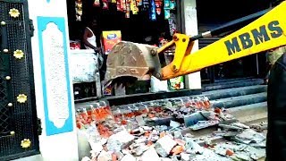 Ghmc Demolishing Work At Chandrayangutta | Many Shops Extended Got Demolished | @ SACH NEWS |