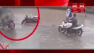[ Mumbai ] पानी से भरे गड्ढे से फिसली बाइक, सड़क पर गिरी महिला को बस ने कुचला