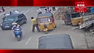 [ Hyderabad ] सेलफोन पर बात करते गाड़ी चलाना पड़ा महंगा, गंवा दी जान / THE NEWS INDIA