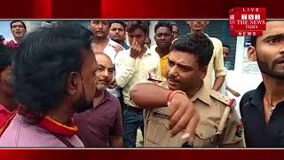 [ Unnao ] उन्नाव में युवक को पकड़ने आई पुलिस से हाथा पाई  / THE NEWS INDIA