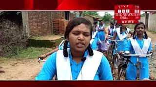 [Janjgir–Champa ] जांजगीर-चांपा में सड़क का खस्ताहाल , कीचड़ से स्कूली बच्चे परेशान, / THE NEWS INDIA