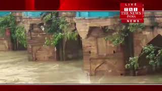 [ Jaunpur  ] जौनपुर के  गोमती नदी में लोग  छलांग लगाते नजर आ रहे  / THE NEWS INDIA