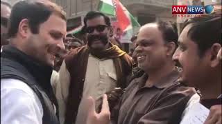 राहुल गाँधी जनता के बीच पैदल अमेठी की सड़कों पर मिले लोगों से देखिये