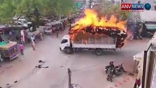 गुजरात: में अचानक लगी एक ट्रक में आग, चालक ने उठाया ये कदम देखिये