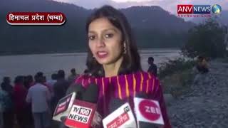 हिमाचल प्रदेश : चम्बा में राजपुरा के पास रेत निकालने गए 2 युवक रावी नदी में फंसे