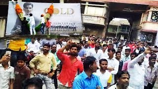 Akshay Kumar's Solapur Fans Celebrating GOLD Movie Release | Chitramandir Theatre