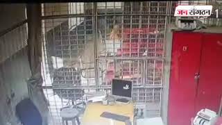 डाकघर के कैशियर की आंखों के सामने उड़ाया 78 हजार रुपए से भरा बैग, CCTV में कैद चोर | JanSangathan Tv