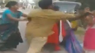 Auto driver punches women on road | JanSangathan Tv