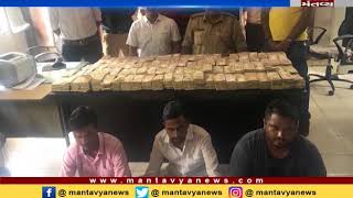 Old money caught from car in Surat