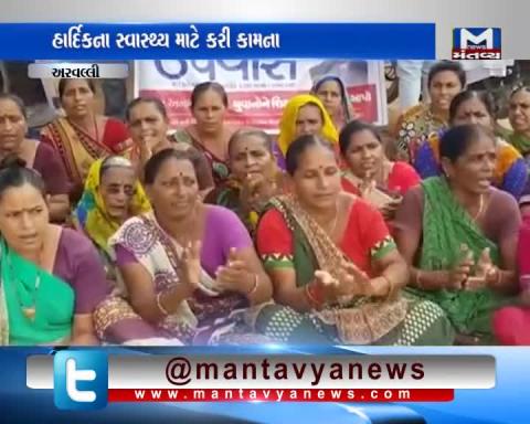 Women in Aravali pray and sing for Hardik Patel's indefinite Hunger strike