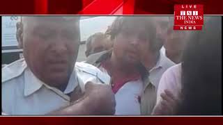 जोधपुर में दो व्यक्तियों के बीच सड़क पर हुआ झगड़ा, महिला ने पकड़ा कान्स्टेबल का गिरेबान