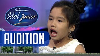 Senangnya Glory menyanyi ditemani oleh Judika - AUDITION 1 - Indonesian Idol Junior 2018