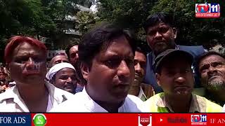 मुख्यमंत्री KCR से नाराज GHMC कर्मचारियों ने नगर निगम कार्यालय के बाहर धरने पर बैठे