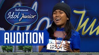 Bunda Maia terhipnotis oleh suara Cherilia - AUDITION 2 - Indonesian Idol Junior 2018