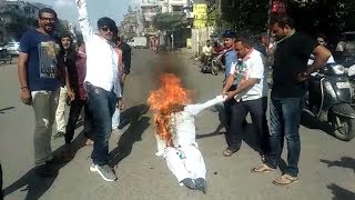 Congress members burnt effigy of Arun Jaitley in Surat