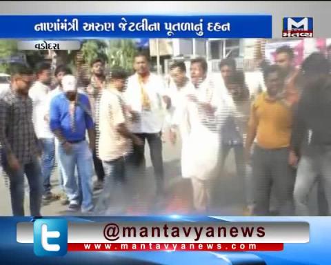 Vadodara: Youth Congrees Workers burned effigy of Finance Minister Arun Jaitley on road