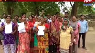 Surendranagar : women submitted memoranduram to collector for water and poor road condition