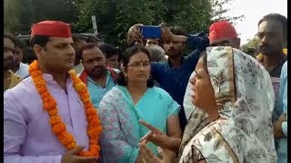 राठ में समाजवादी पार्टी ने प्रदेश स्तरीय महिला नेता को नहीं दिया सभासद का टिकट,नेताओं के सामने रोयी