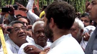 Congress VP Rahul Gandhi meets Delhi MCD sanitation workers