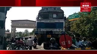 [ Kanpur ]  ट्रक रास्ते में ही बन गया हवाई जहाज लोग जान बचाकर भागे / THE NEWS INDIA