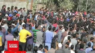 Thousands participate in funeral prayers of slain militant at Sangam, associates offer gun salute :