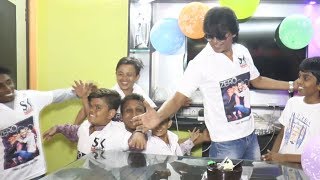 Shahrukh Khan Duplicate Raju Rahikwar With SRK's DWARF FANS Celebrates SRK's 53rd Birthday | ZERO