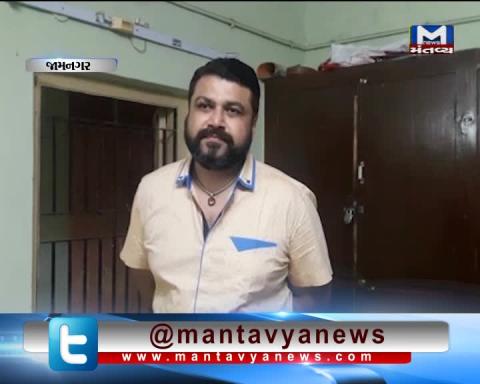 Jamnagar: Police has caught a man with 11 bottles of Liquor | Mantavya News
