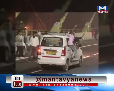Delhi: People Risk Lives To Click Pictures At Signature Bridge | Mantavya News