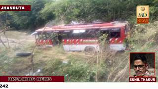 बिलासपुर के झंडूता में  निजी बस खाई में गिरने से यात्रियों समेत स्कूली बच्चे हुए जख्मी